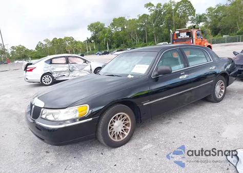 2002 Lincoln Town Car Signature z USA, uszkodzony, nr VIN 1LNHM82W52Y609057